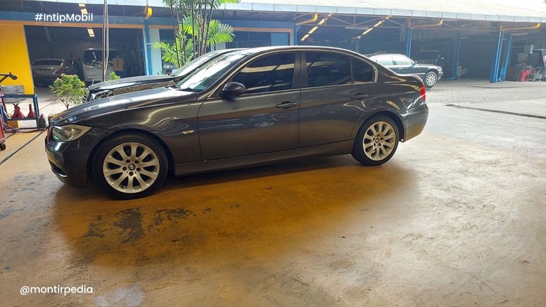 BMW 325i E90 N52 tampak samping